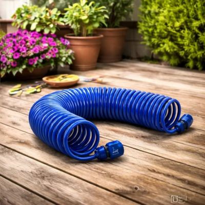 Tuyau arrosage extensible FlexiBlue sur terrasse de bois