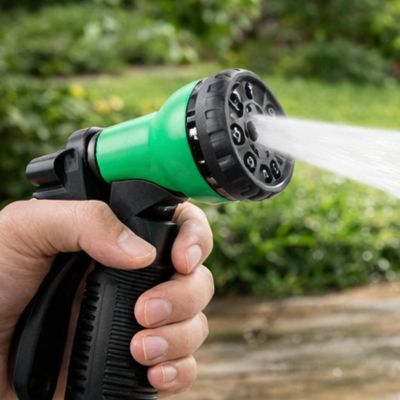 Nettoyage de terrasse au jet avec tuyau d’arrosage extensible UltraFlex, idéal pour sols extérieurs.