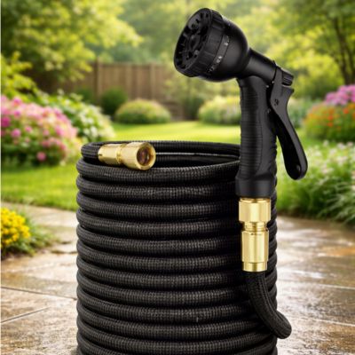 Tuyau d’arrosage extensible UltraFlex noir enroulé avec pistolet multi-jets et raccords en laiton, prêt à l’emploi.