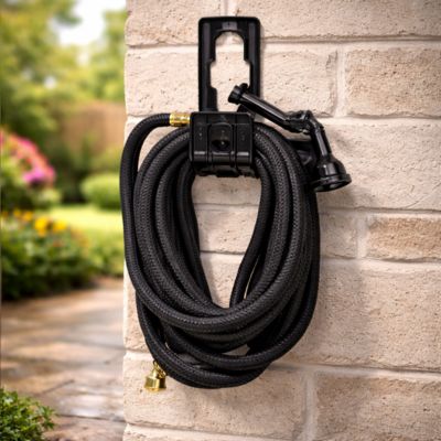Tuyau d’arrosage extensible UltraFlex rangé sur support mural, gain de place et installation facile.
