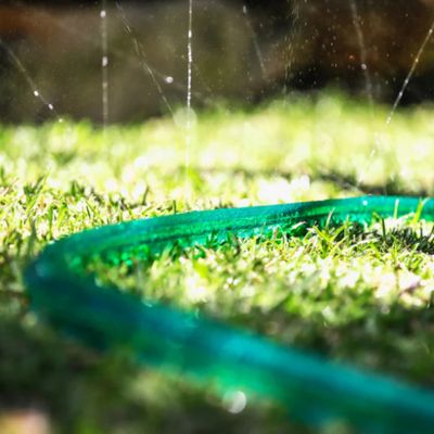 Gros plan du Tuyau arrosage perforé FlexiRobuste  en action