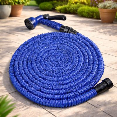 Tuyau extensible AquaFlex 3x bleu enroulé en spirale sur terrasse ensoleillée, pistolet et connecteurs noirs.