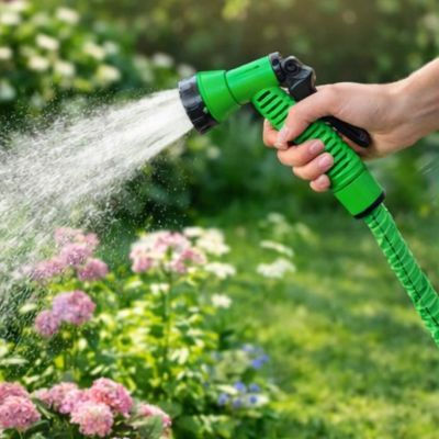Gros plan sur la poignée ergonomique du pistolet AquaFlex 3x vert, prise en main et gâchette visibles.